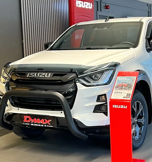 Hvit Isuzu bil i salgslokale
